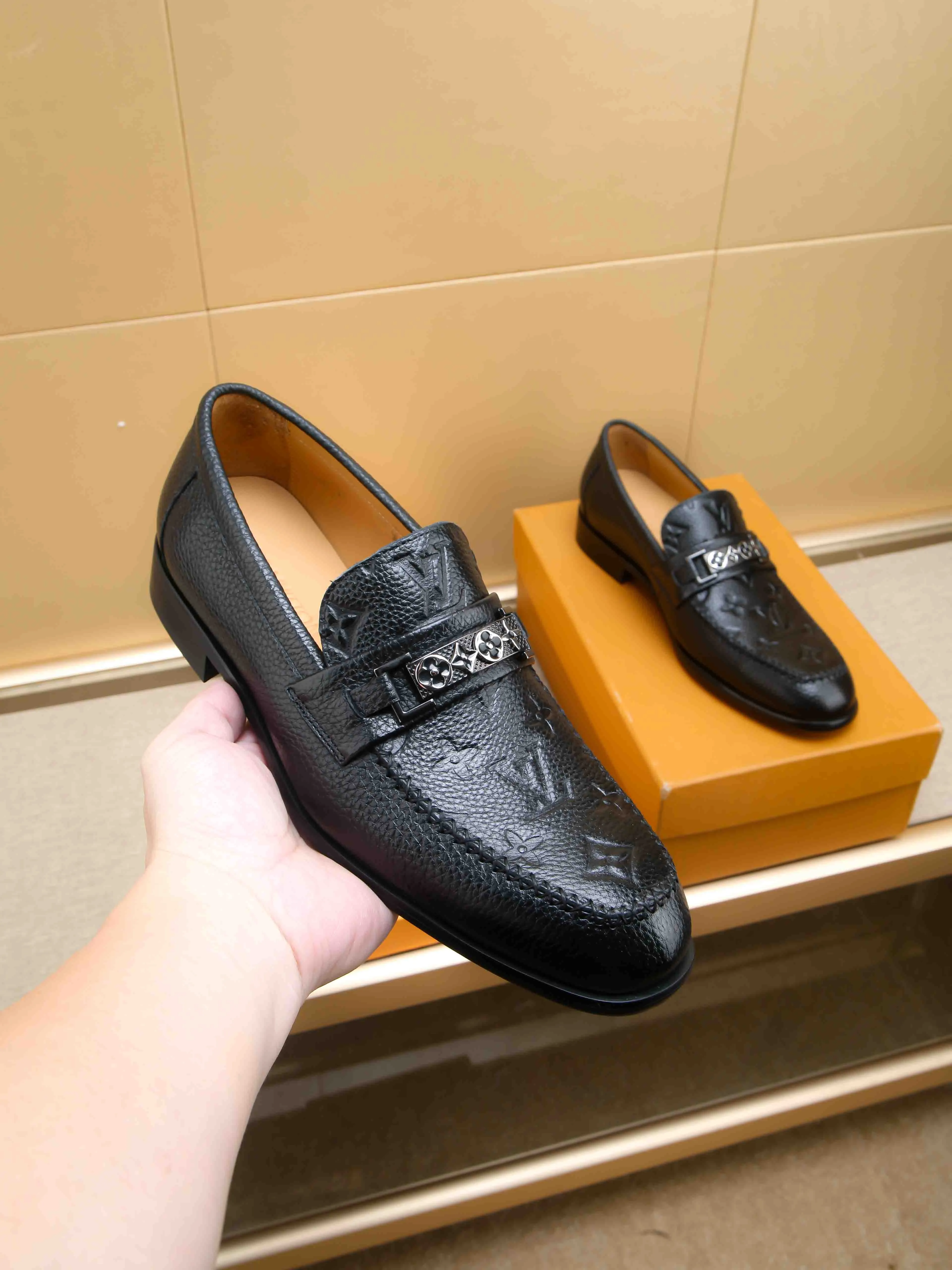 Men's shoes 💰 460 💰 Louis Vuitton LV ® 🆕 model 🔛Full shoe counter, first layer cowhide, 🐂leather lined casual shoes for men, super soft outsole, essential for driving. Counter synchronization, original first layer cowhide, completely 1:1 mold customization🌹top version, color optional! Number: 39-44 (customized at 38.45)